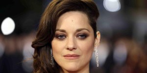 Actriz anuncia embarazo y se desliga de divorcio Pitt y Jolie 