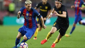 Messi se retira por molestias musculares en el muslo derecho