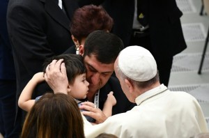 El papa Francisco recibe a familiares de las víctimas del atentado de Niza