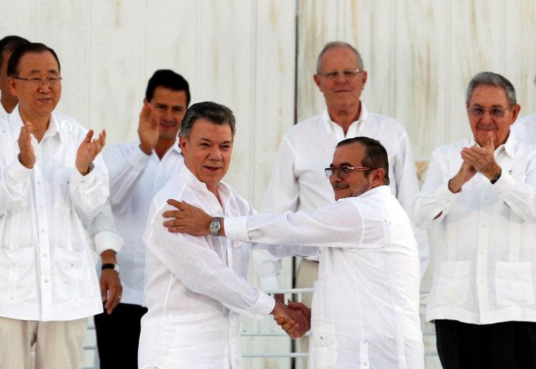 Farc tildan de “provocación” sobrevuelo militar en acto de paz en Colombia