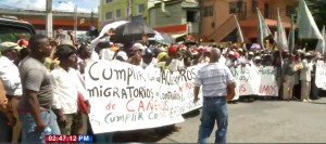 Trabajadores cañeros exigen residencia permanente al MIP 