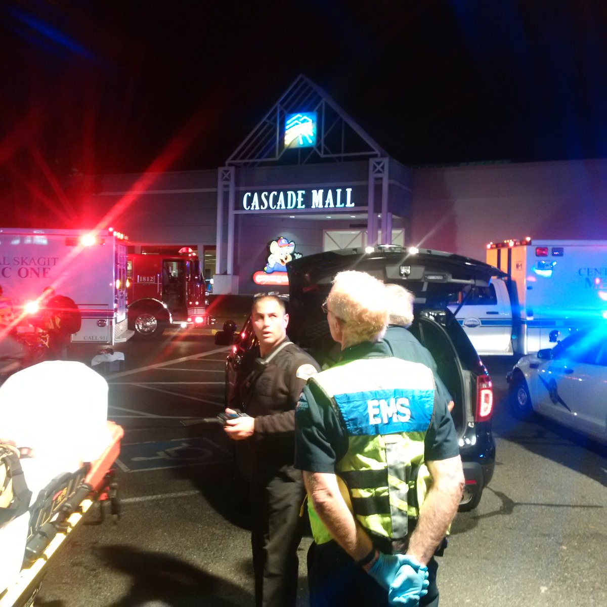 Al menos cuatro muertos tras tiroteo en centro comercial de Burlington, EE.UU.