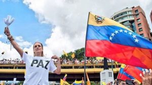 Mujeres marchan en Caracas en protesta por suspensión de referendo contra Maduro