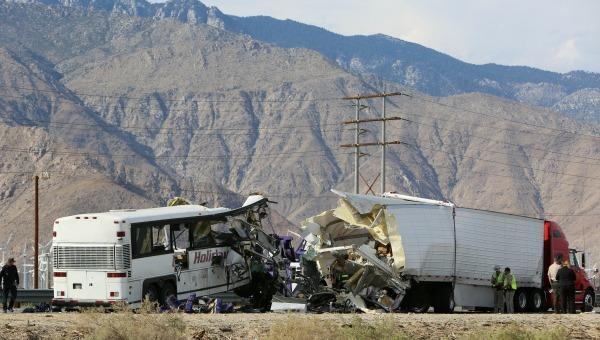 Al menos once muertos en un accidente de bus en California