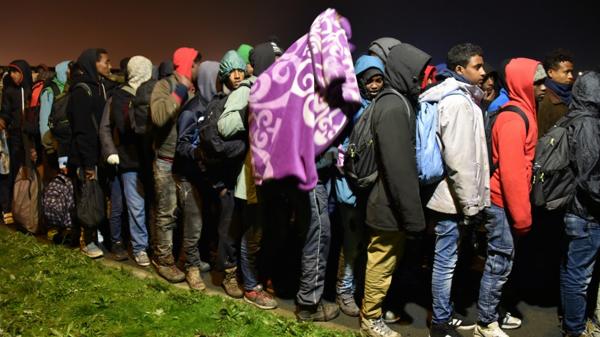 Comenzó el desmantelamiento de la "jungla" de Calais: más de 7.000 inmigrantes serán trasladados y realojados en Francia