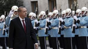  Turquía suspendió a 13.000 policías sospechados de golpismo
