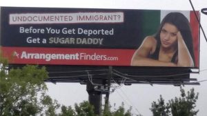 Una polémica publicidad incita a indocumentadas a buscar un novio rico en Texas para evitar la deportación