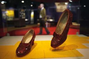 Smithsonian alcanza meta de $300.000 para zapatillas de rubí 