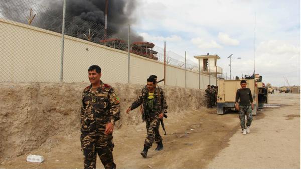 El Estado Islámico mató a 30 personas en una toma de rehenes en Afganistán