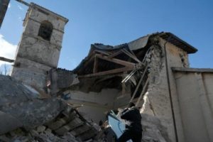 Cientos de personas desalojadas en Italia tras el terremoto