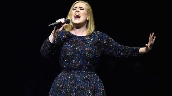 "No voten por él": así salió Adele a respaldar a Hillary Clinton
