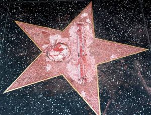 Arrestan sospechoso de vandalizar la estrella de Trump Arrestan sospechoso de vandalizar la estrella de Trump 