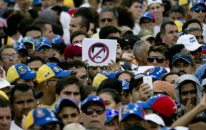 Asamblea continúa el debate de un juicio político a Maduro