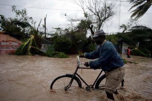 El huracán Matthew toca tierra en Cuba en su camino a Florida