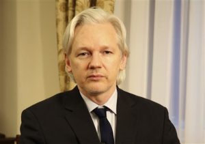 Suecia niega permiso a Assange para asistir a funeral