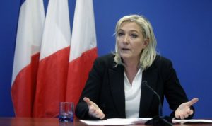 Le Pen protesta expulsión de Frente Nacional en corte 