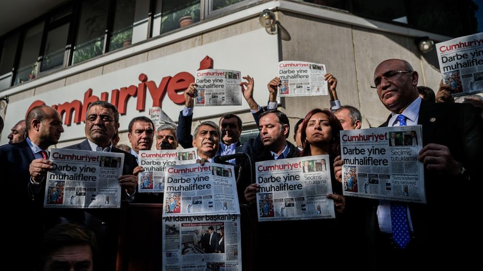 Turquía detiene a varios periodistas del diario opositor Cumhuriyet