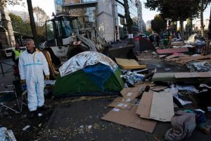 Tensión ante operación policial en campo migrante de París