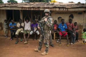 Francia deja su frente centroafricano para reforzar su guerra contra el ISIS