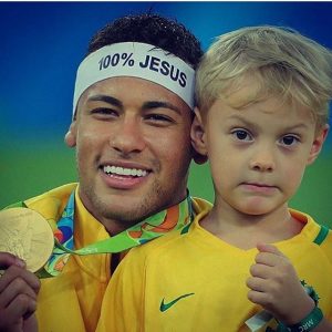 Neymar deberá pagar 14 mil dólares al médico de parto de su hijo