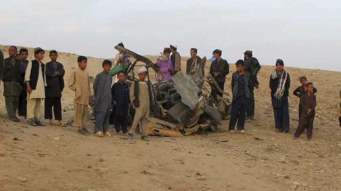 Civiles afganos abandonan Kunduz huyendo de los combates