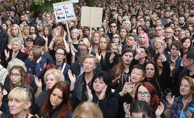 Mujeres en Polonia hacen huelga contra veto al aborto