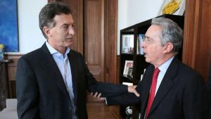 Álvaro Uribe manifestó su tristeza por el apoyo de Mauricio Macri al acuerdo de paz