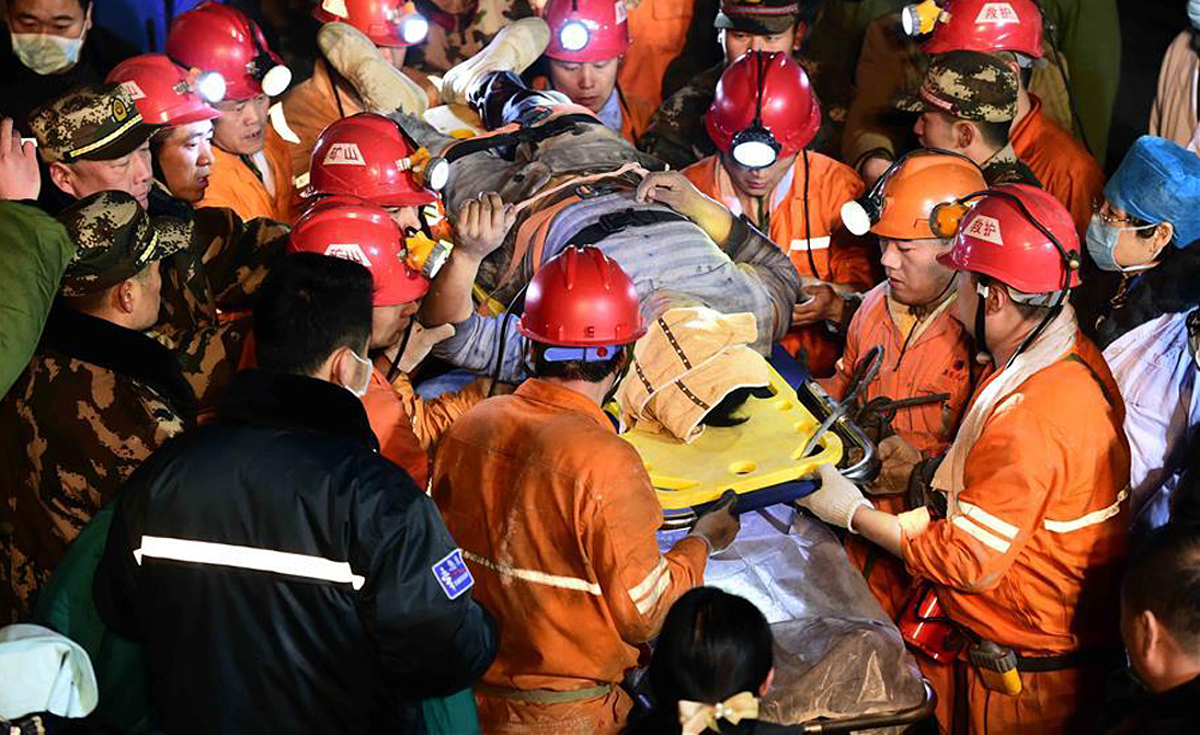 Rescatados 2 mineros, 33 atrapados tras explosión en China