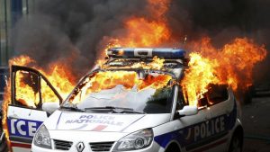 Cuatro policías heridos por ataque con cócteles molotov al sur de París