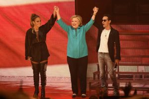 Jennifer López canta bajo la lluvia en Miami para pedir el voto para Clinton