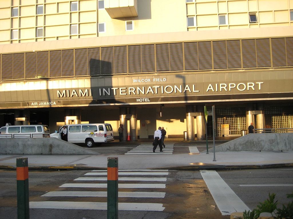 Cancelan un centenar de vuelos en aeropuerto de Miami debido a Matthew