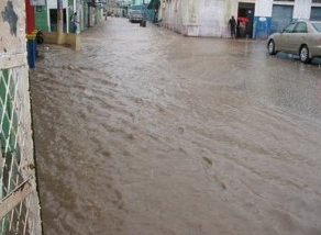Lluvias inundan casas y calles en Barahona; autoridades inician desplazamientos