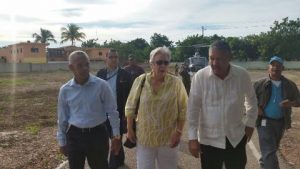 Ministra de Salud realiza recorrido de supervisión en Pedernales