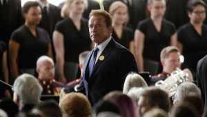 Arnold Schwarzenegger también da la espalda a Donald Trump