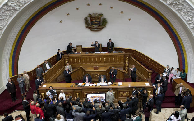 Venezuela: Asamblea Nacional suspende el juicio político contra Nicolás Maduro