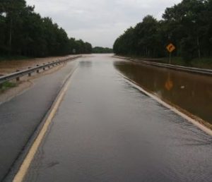 Lluvias inundan tramo de la autopista del Nordeste