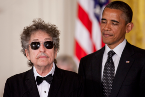 Obama felicita a Bob Dylan, uno de su “poetas favoritos”, por el Nobel