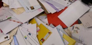 Ex empleada postal acumuló en su casa miles de cartas