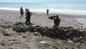 Comerciantes en Barahona reconstruyen casetas por fuerte oleaje por huracán Matthew