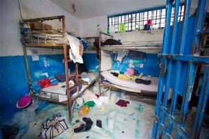 Escapan de prisión cerca de 100 reos en Haití