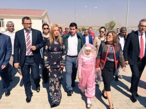 Lindsay Lohan visita refugiados sirios en Turquía 