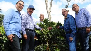 Presidente Medina recibe apoyo de INDUBAN para reforestar