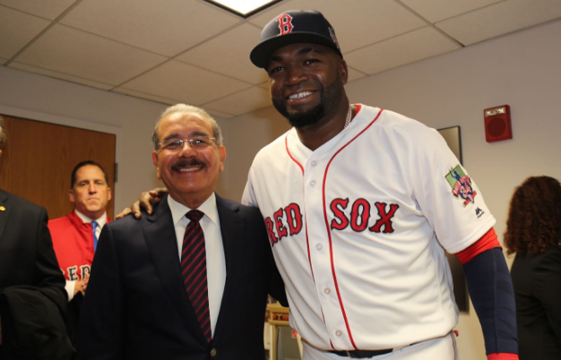Danilo Medina arriba a la ciudad de Boston a la despedida de David Ortiz