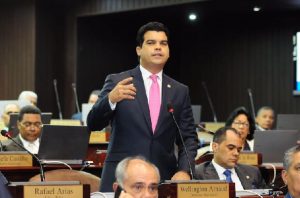 Diputado Arnaud arremete contra Dionis Sánchez por afirmar que no se puede modificar presupuesto