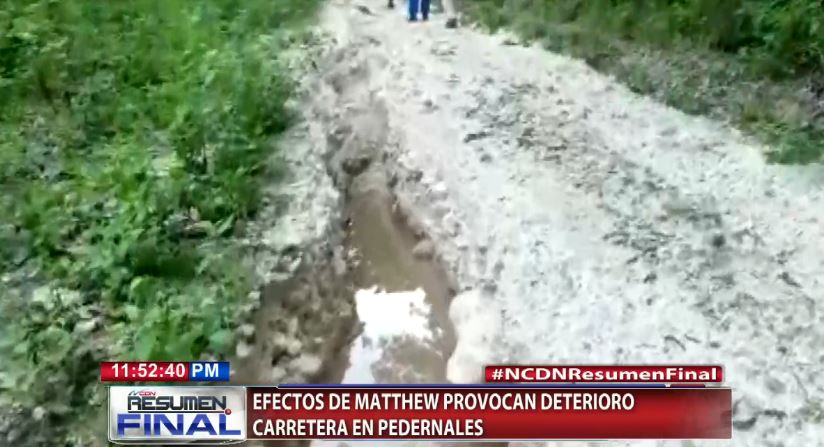 Efectos de Matthew provocan deterioro carretera en Pedernales