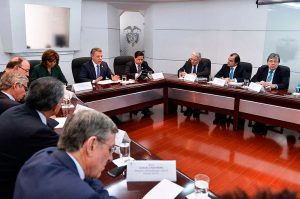 Santos y Uribe crean comisión con miras a rescatar acuerdo