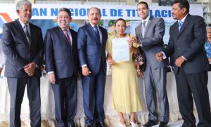 Presidente Medina otorga 572 títulos de propiedad a familias de Los Alcarrizos