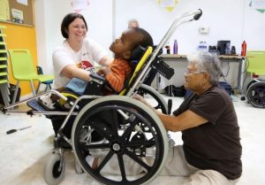Despacho Primera Dama entrega sillas de ruedas a niños con discapacidad del CAID y CONADIS 