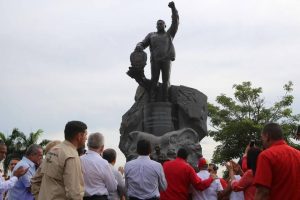 Develan en Venezuela enorme estatua de Hugo Chávez donada por Rusia