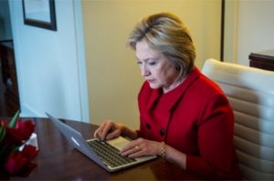 Campaña de Clinton pide al FBI que revele los detalles de los nuevos correos